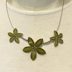 Vintage dainty woodland fairy green flower silver tone Metal wire necklace